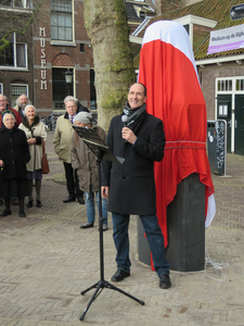 829625 Afbeelding van de toespraak van Anton Geesink jr. bij de onthulling van het borstbeeld van oud-judoka Anton ...